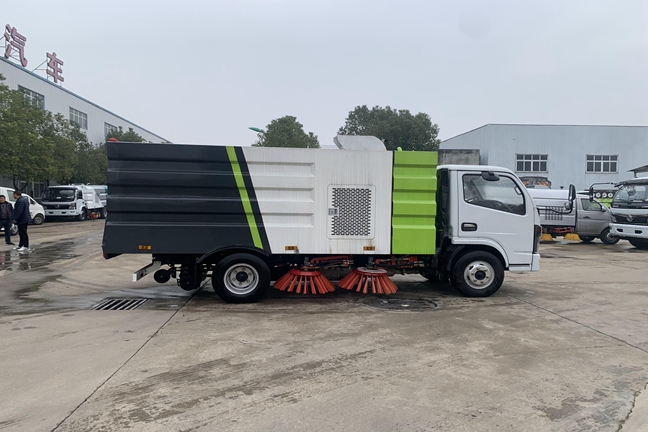 國(guó)六小多利卡掃路車 全柴