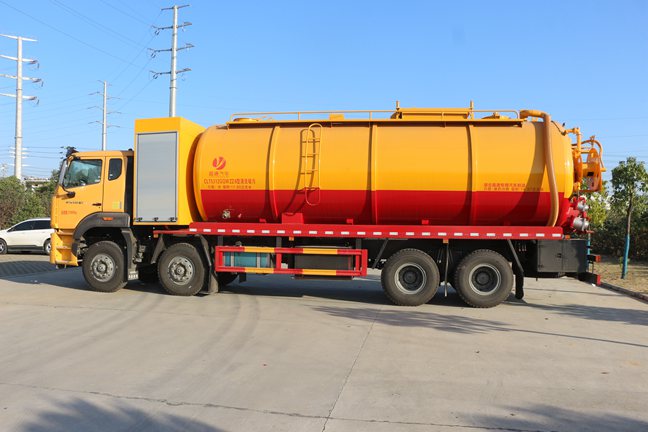 重汽豪翰前四后八清洗吸污車